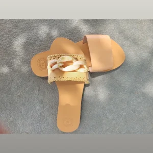 Σανδάλι φλατ με ακριλική αλυσίδα στη μέση